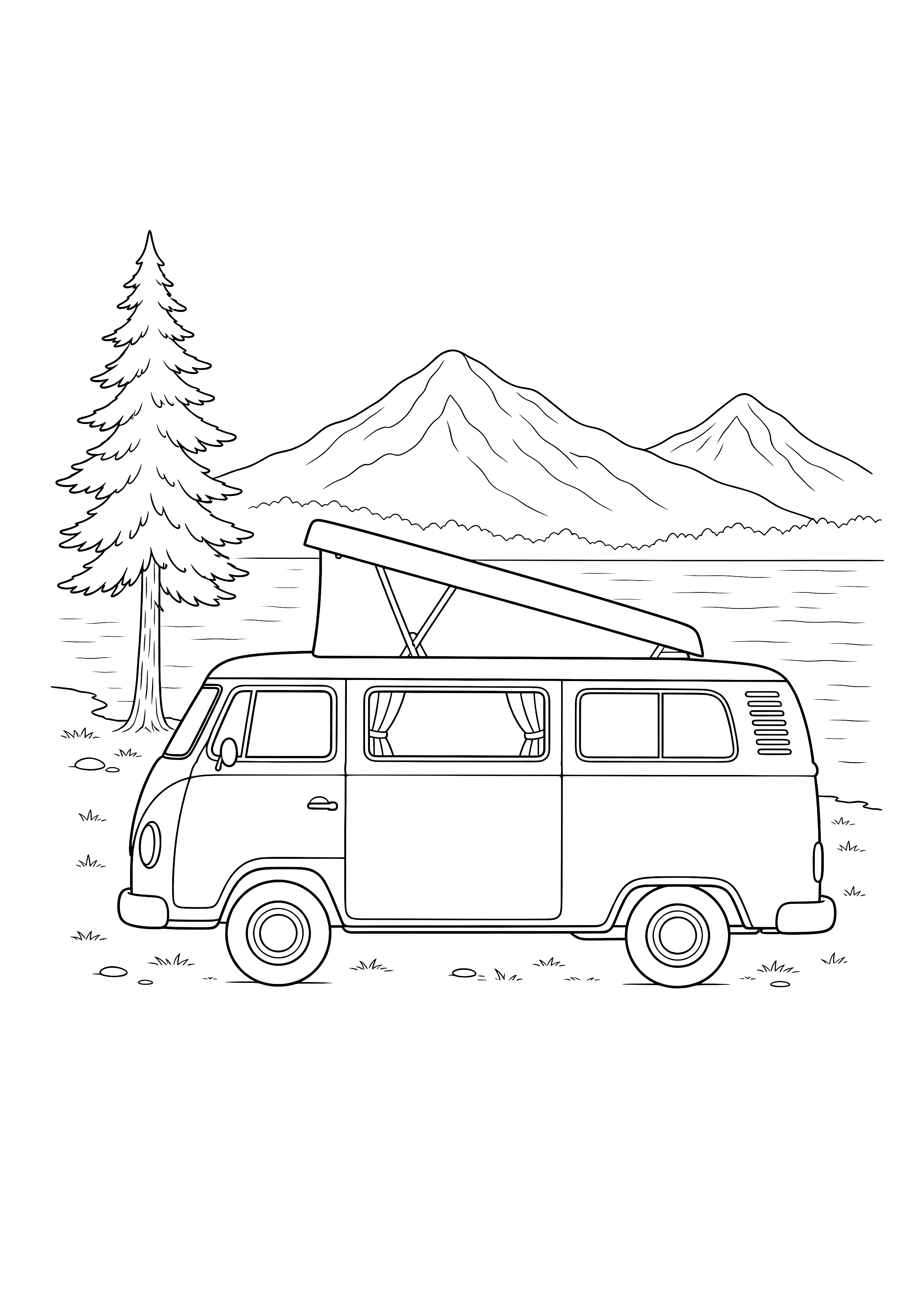 Campingbus am See — Ein klassischer Campingbus steht mit aufgeklapptem Dach am See vor Bergen und Tanne.