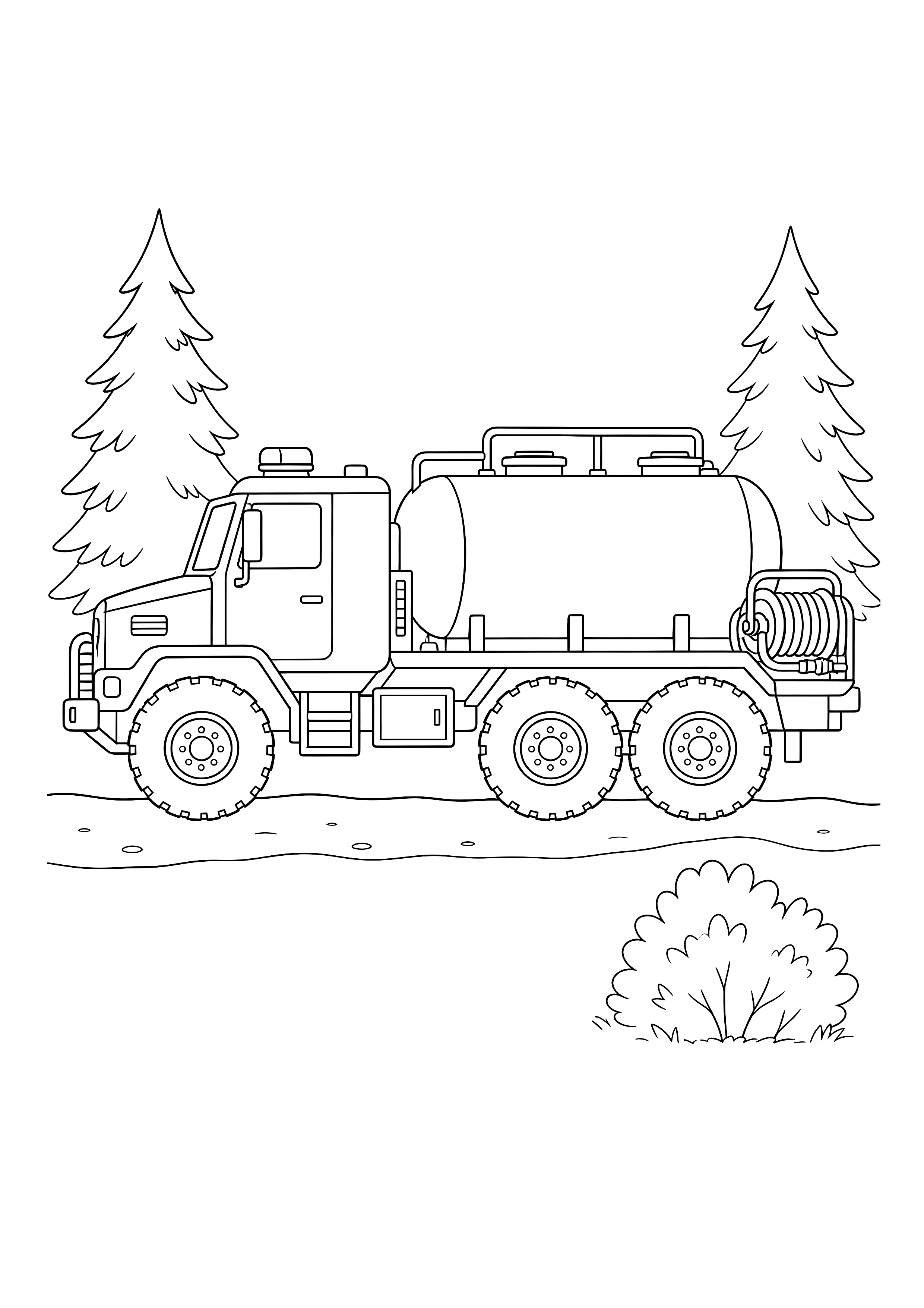 Waldbrand-Tankwagen — Ein geländegängiger Wasser-Tankwagen fährt auf einem Waldweg zwischen Tannen.