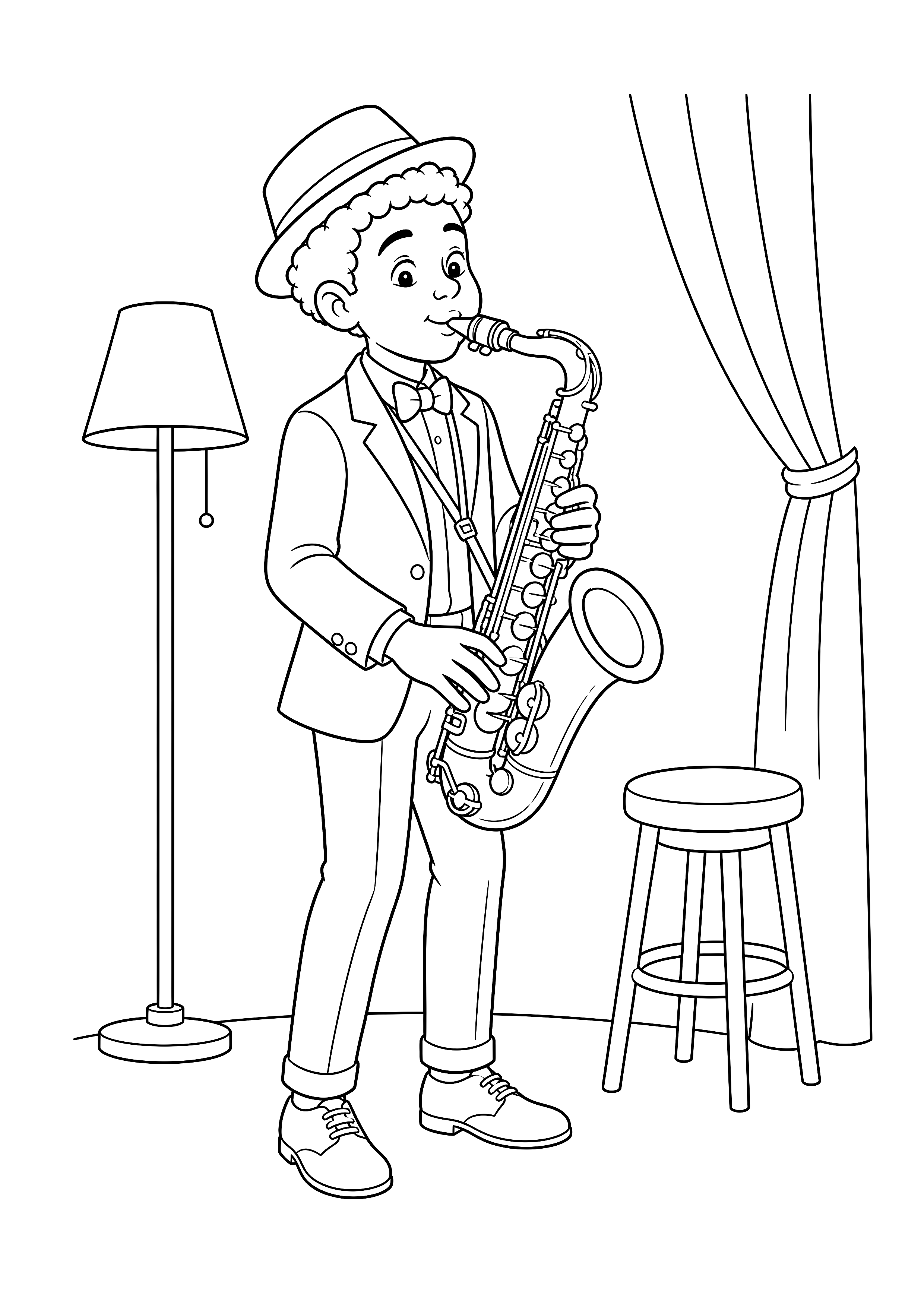 Jazzmusiker mit Saxofon — Ein junger Jazzmusiker spielt ein Saxofon neben einer kleinen Cafébühne.