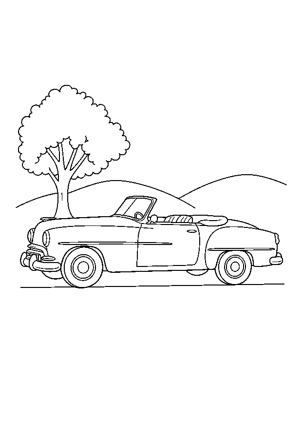 Oldtimer-Cabrio auf dem Land — Ein Cabrio im Stil der 1950er fährt auf einer ruhigen Landstraße an einem Baum vorbei.