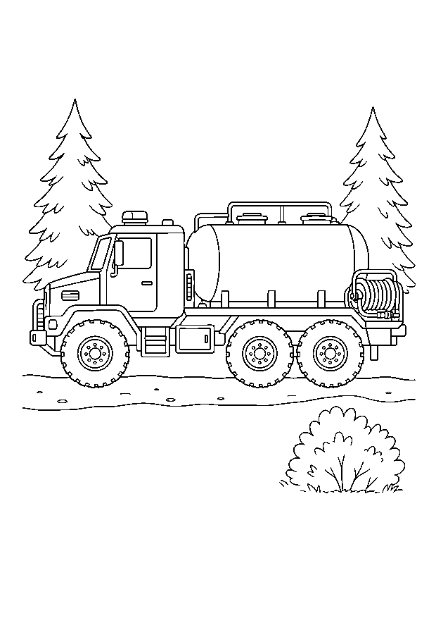 Waldbrand-Tankwagen — Ein geländegängiger Wasser-Tankwagen fährt auf einem Waldweg zwischen Tannen.